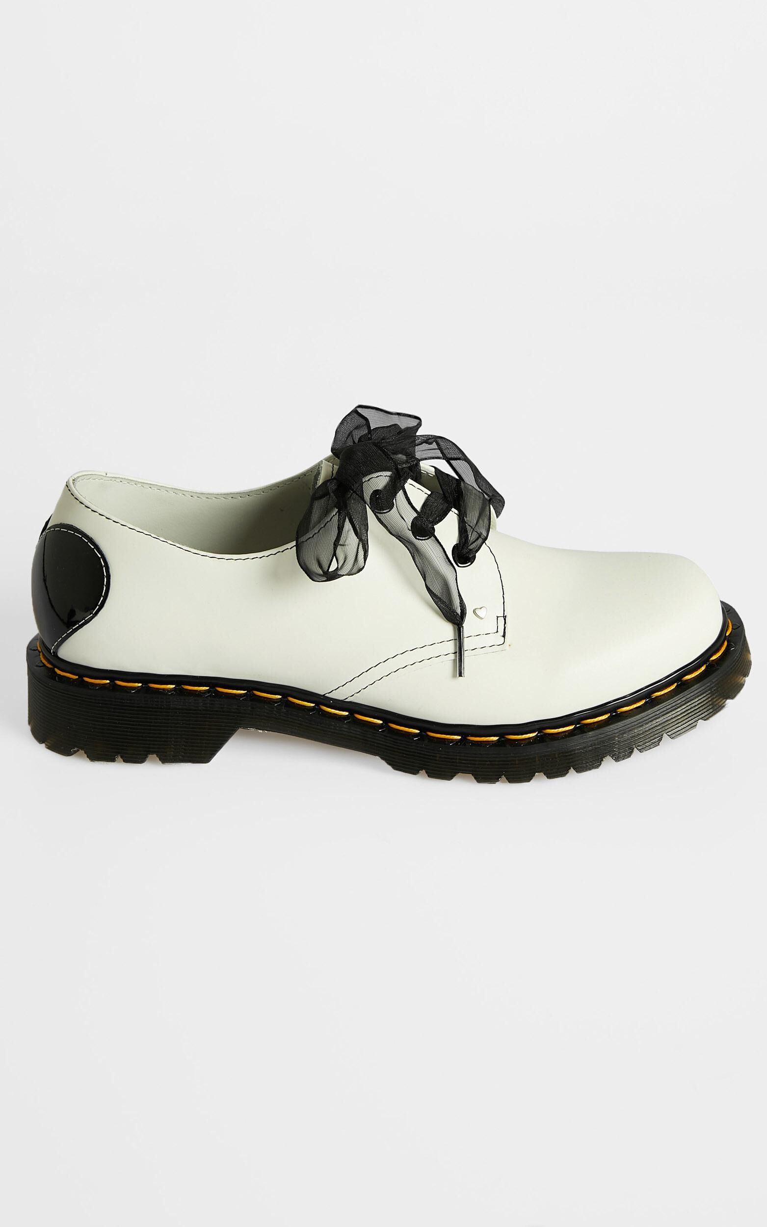 Dr. Martens - 1461 Hearts 3 Eye Shoe in White Smooth & Black Patent Lamper