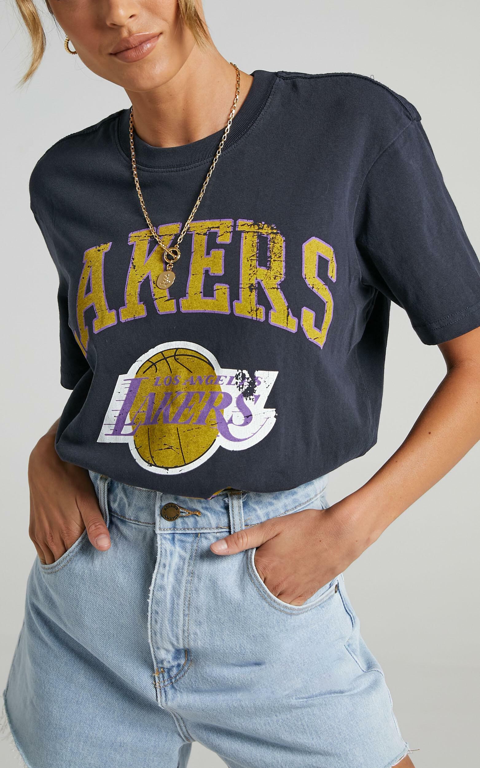 Mitchell & Ness NBA LA Lakers centre circle t-shirt in black