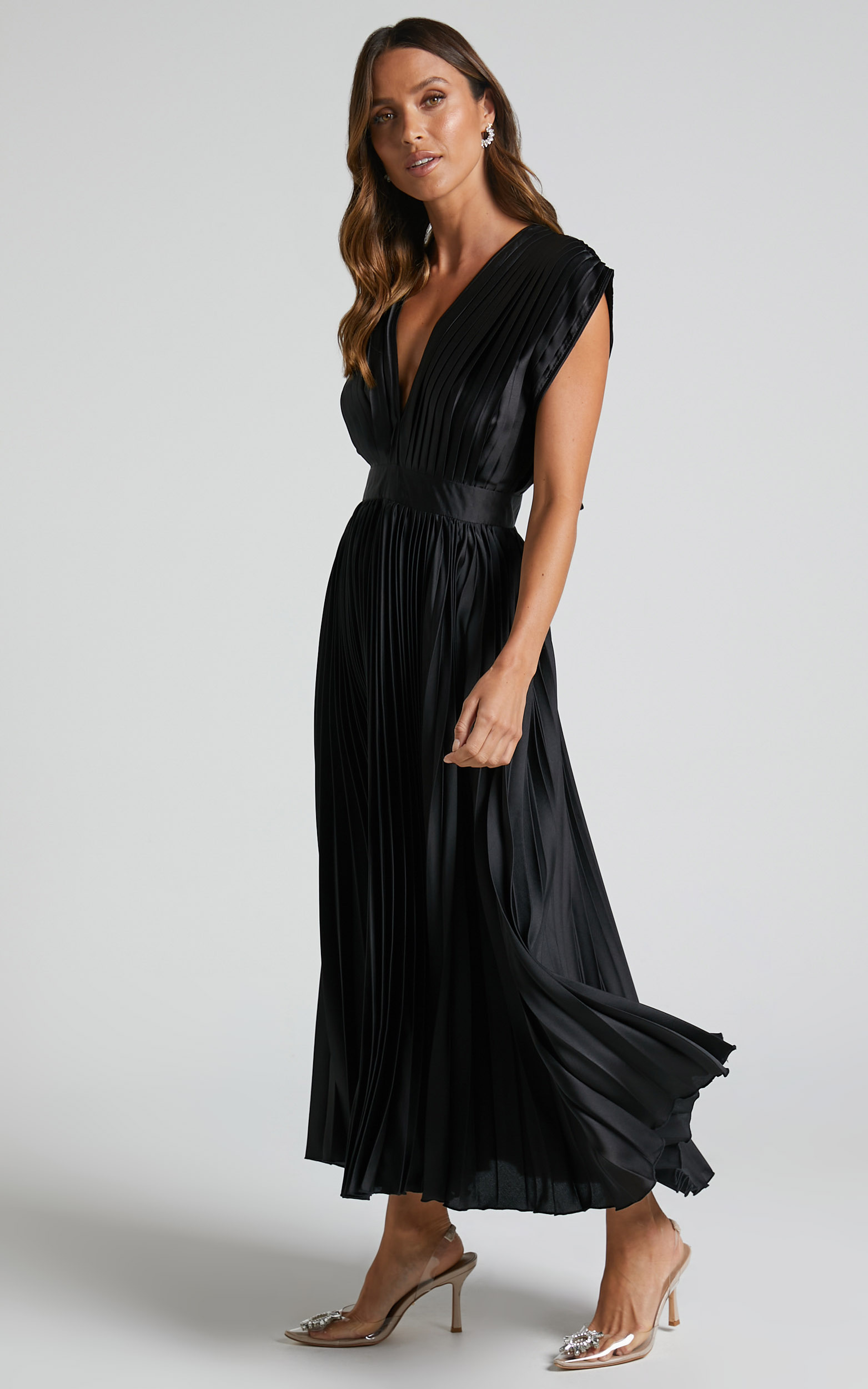 Della Maxi Dress - Plunge Neck Short Sleeve Pleated Dress in Black ...