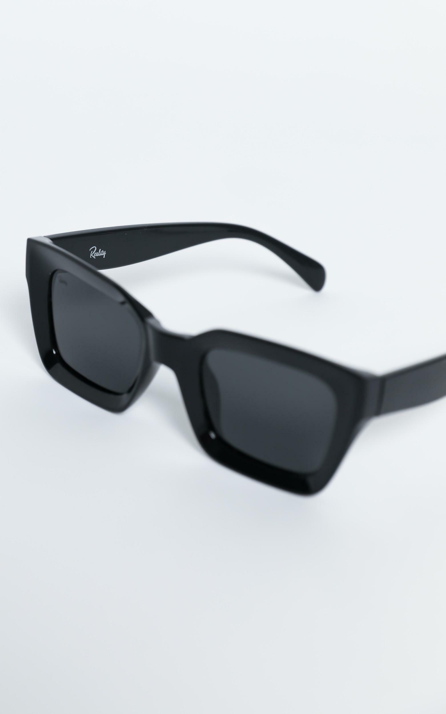Reality Eyewear - Onassis Sunglasses in Black | Showpo