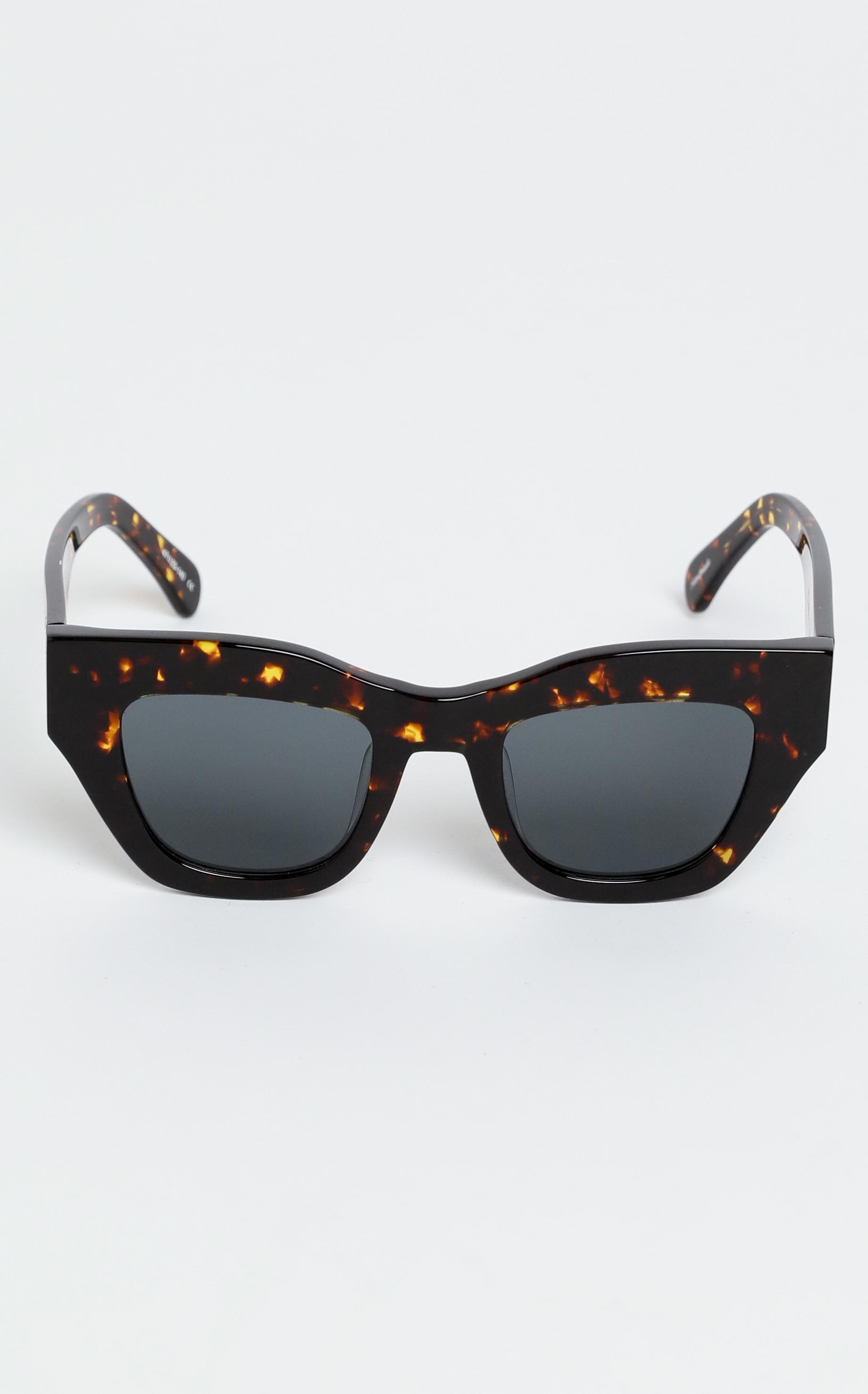 Sada stave champignon Oscar & Frank - Haarlem Sunglasses in Dark Tort | Showpo USA