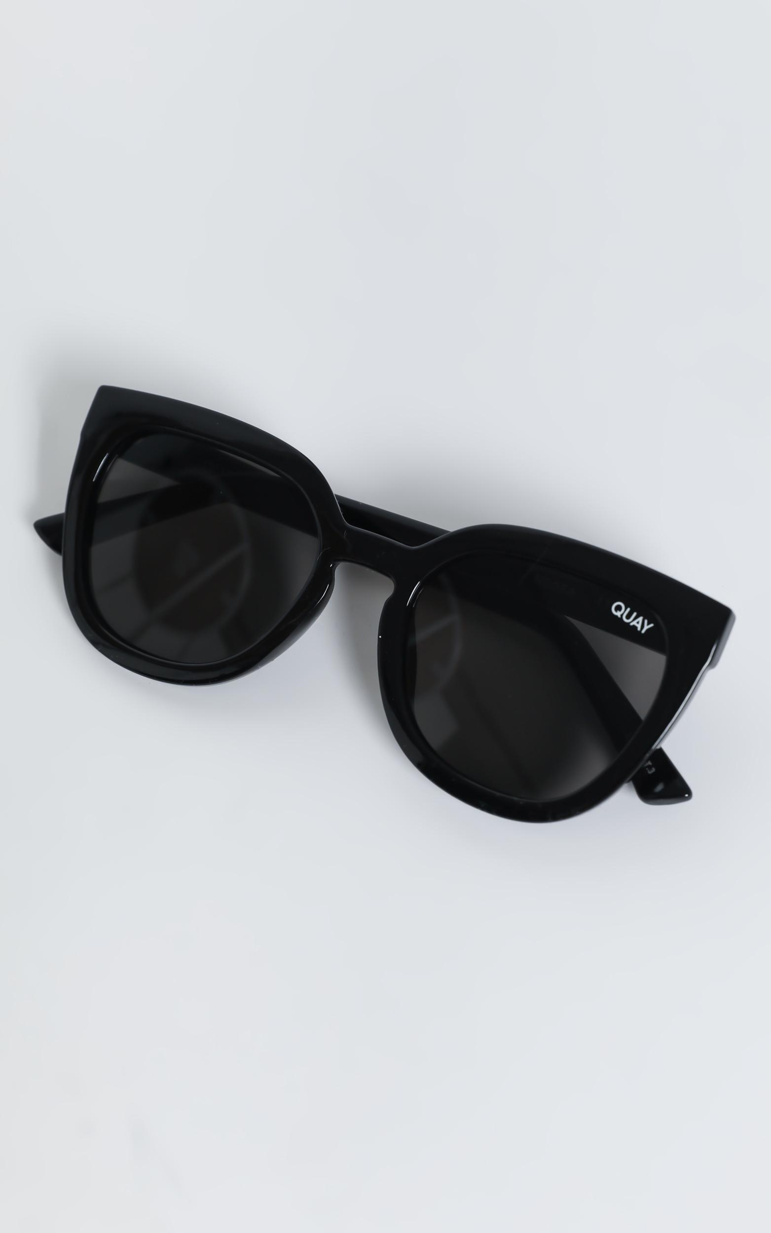 Quay - Noosa Sunglasses in Shiny Black / Smoke | Showpo